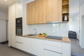 Kjøleskap, mikrobølgeovn, ovn og kokeplater