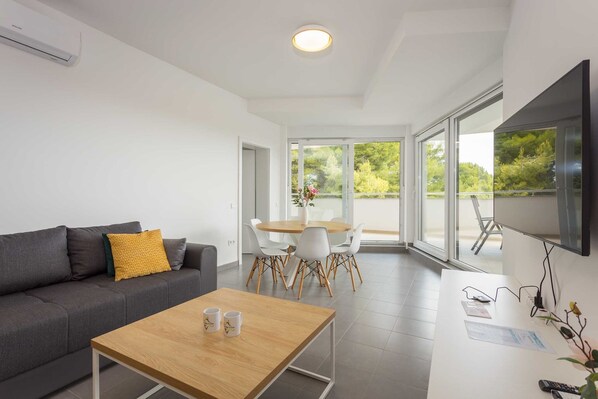 TV - Villa Frida - Apartment Laurel with Balcony (Premantura)