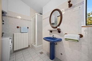Douche, sèche-cheveux, serviettes fournies, papier toilette