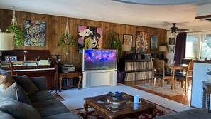 Smart TV, libros, videoteca y estéreo