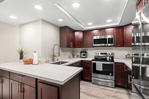 Full-sized fridge, microwave, oven, stovetop