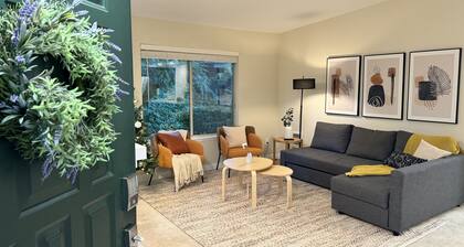 Modern Downtown Bellevue Condo Free Parking