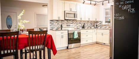 Køleskab, mikrobølgeovn, ovn, kogeplade