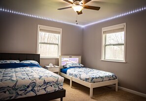 3 Schlafzimmer, Schreibtisch, Bügeleisen/Bügelbrett, Reisekinderbett