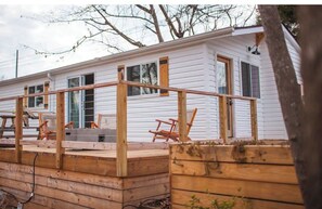 Terrace/patio - High Rock lakefront escape-dock, firepit, kayak, paddle board, fishing, swimming (Lexington)