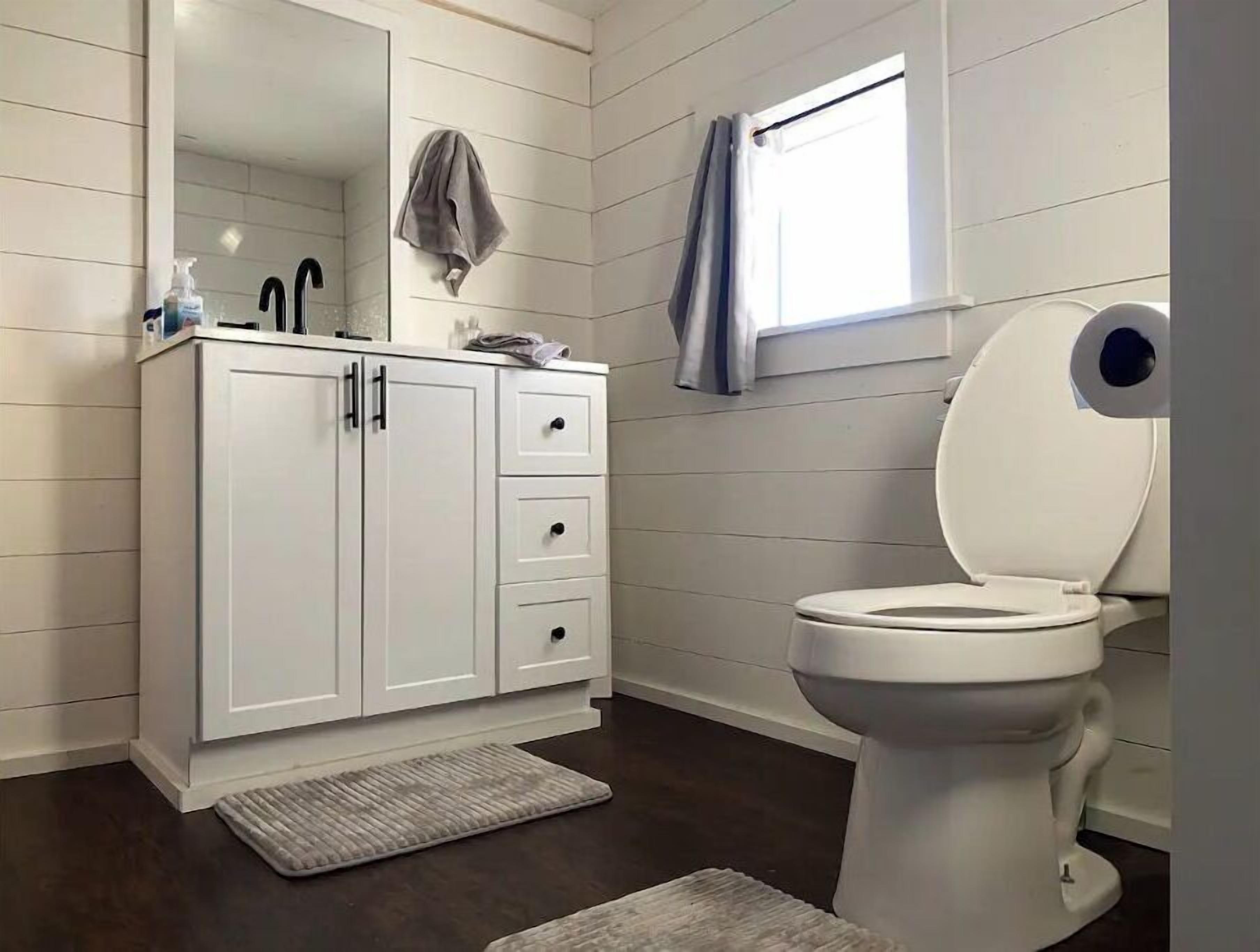 Baignoire, sèche-cheveux, serviettes fournies, savon