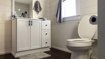 Baignoire, sèche-cheveux, serviettes fournies, savon