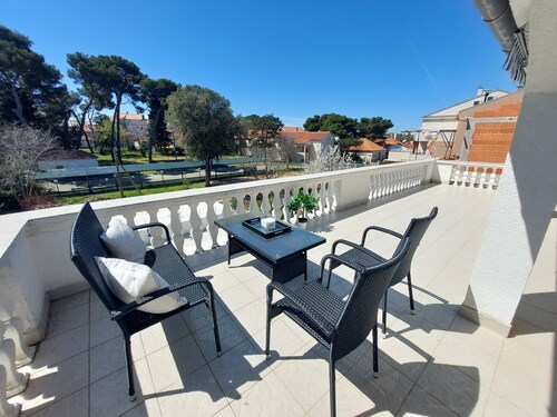 Gorgeous large 4 bedroom apartment plus pool at the Adriatic See in Biograd Moru