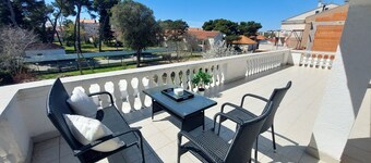 Gorgeous large 4 bedroom apartment plus pool at the Adriatic See in Biograd Moru