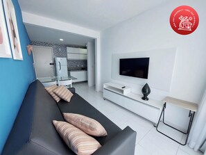 Family Apartment, Courtyard View | Living area | 40-inch TV with digital channels - Flats no Muro Alto Clube (Ipojuca)