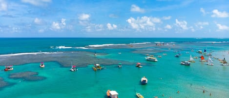 Ubicación a pie de playa y arena blanca