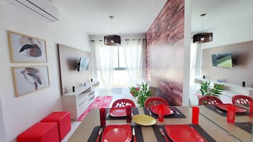 Familie appartement, uitzicht op tuin | Dineerruimte