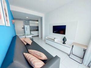 Căn hộ dành cho gia đình, quang cảnh sân vườn | Khu phòng khách | TV 40-inch có truyền hình kỹ thuật số 
