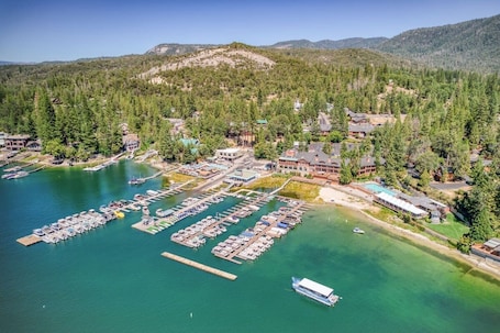 Marina. Cottage Like Suite w/ Private Hot Tub