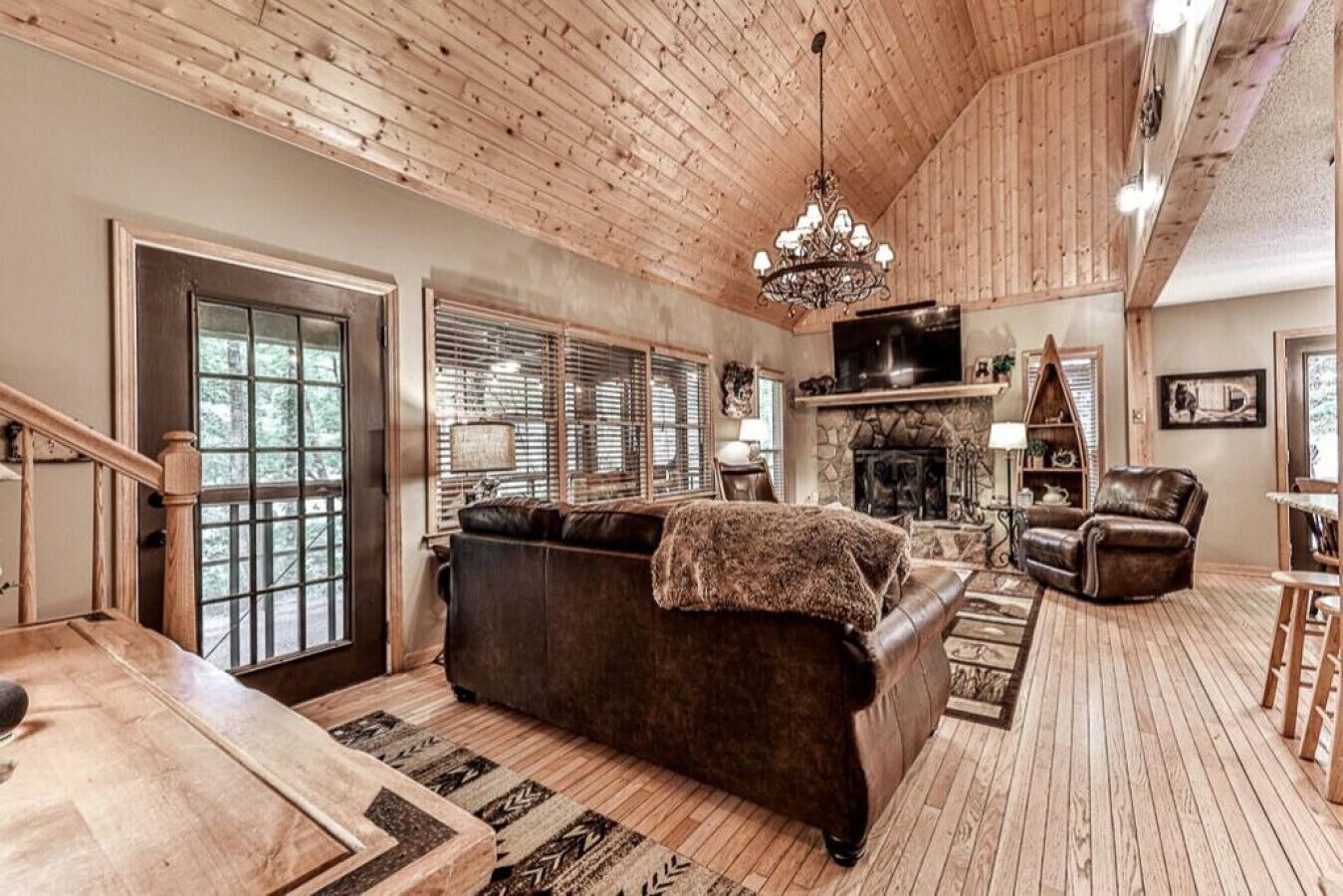 Smart-tv, een open haard, videospelletjes en boeken