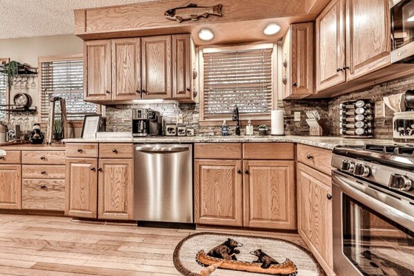 Jääkaappi, mikroaaltouuni, uuni, liesi