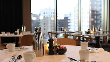 Se ofrece un desayuno bufé todos los días (por un coste adicional)