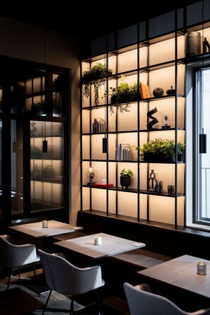 Bar (on property) - Radisson RED Oslo Økern (Oslo)