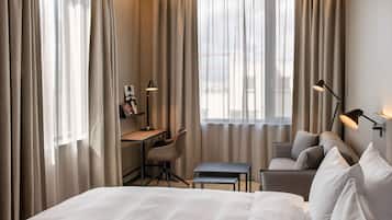 1 dormitorio, caja fuerte, escritorio y tabla de planchar con plancha