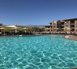 Una piscina al aire libre, una piscina climatizada