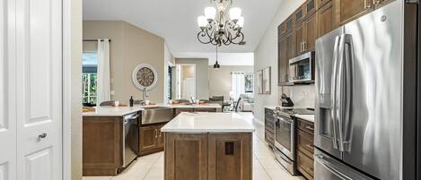 冷蔵庫、電子レンジ、オーブン、コンロ