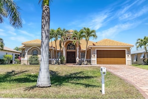 Exterior - Villa Amore - Fully-fenced electric-heated oversized pool home w/lots of privacy - SWFL Rentals (Cape Coral)