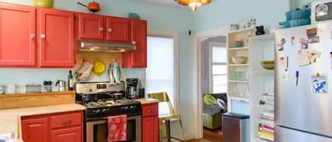 Réfrigérateur, micro-ondes, four, plaque de cuisson