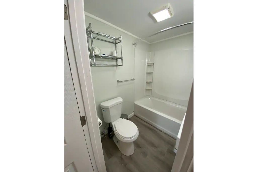 lovely 2-bedroom apartment with pool 3