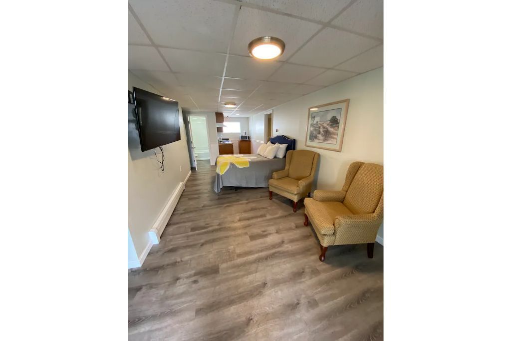 lovely 2-bedroom apartment with pool 3