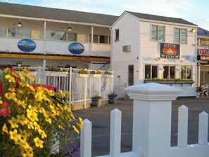 Um hotel com uma placa indicando 'Ships Inn' e um restaurante 'Clipper Ship'.