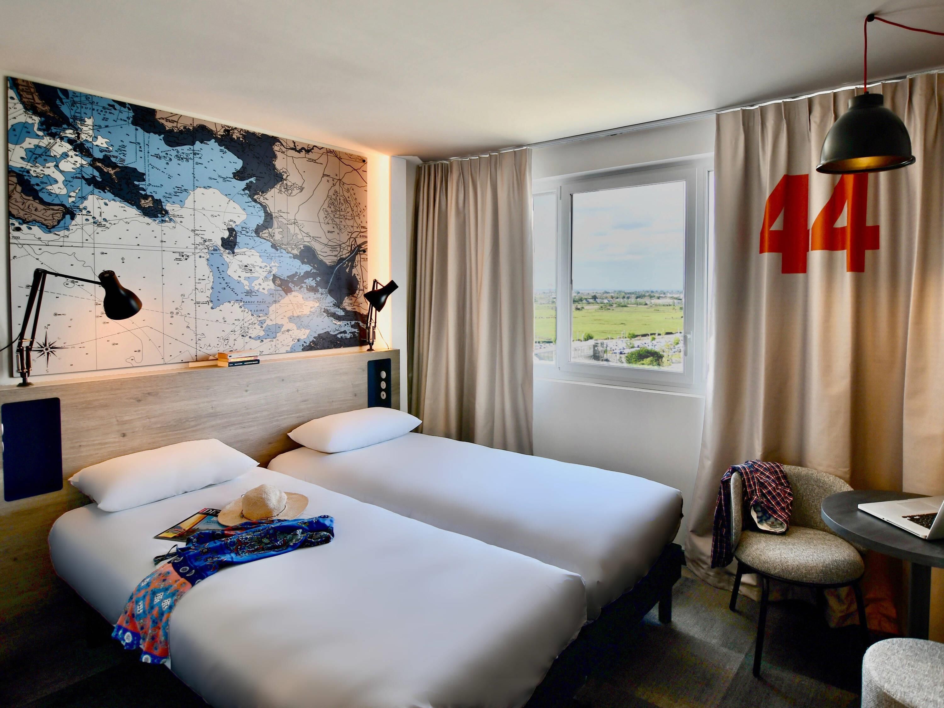 Chambre avec lits jumeaux | Literie de qualité supérieure, surmatelas, ameublement personnalisé