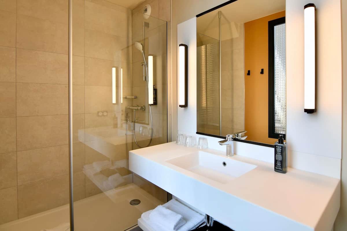 Chambre, plusieurs lits