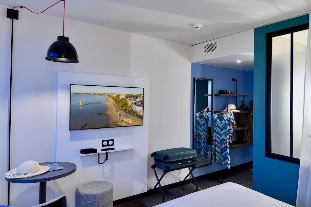 Double Room | Premium bedding, pillowtop beds, individually furnished, desk