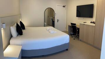 Quarto standard, 1 cama King, para não fumantes | Wi-Fi de cortesia, roupa de cama