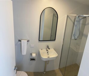 Standard Room, 1 King Bed, Non Smoking | Free WiFi, bed sheets - Belmont Hotel Lake Macquarie (Belmont)