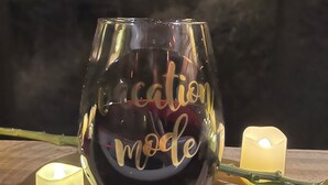 Un vaso con la inscripción 