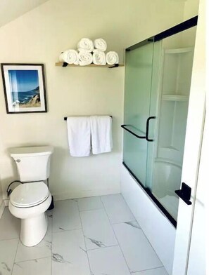 Ducha y bañera combinadas, secador de pelo, toallas y jabón