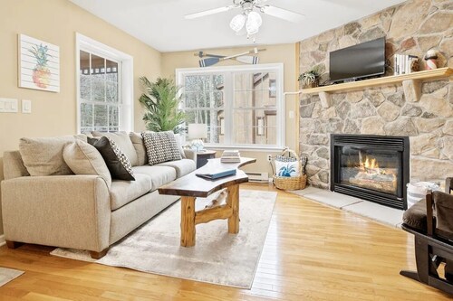 Stylish & Modern Private Getaway in Lake Ariel!