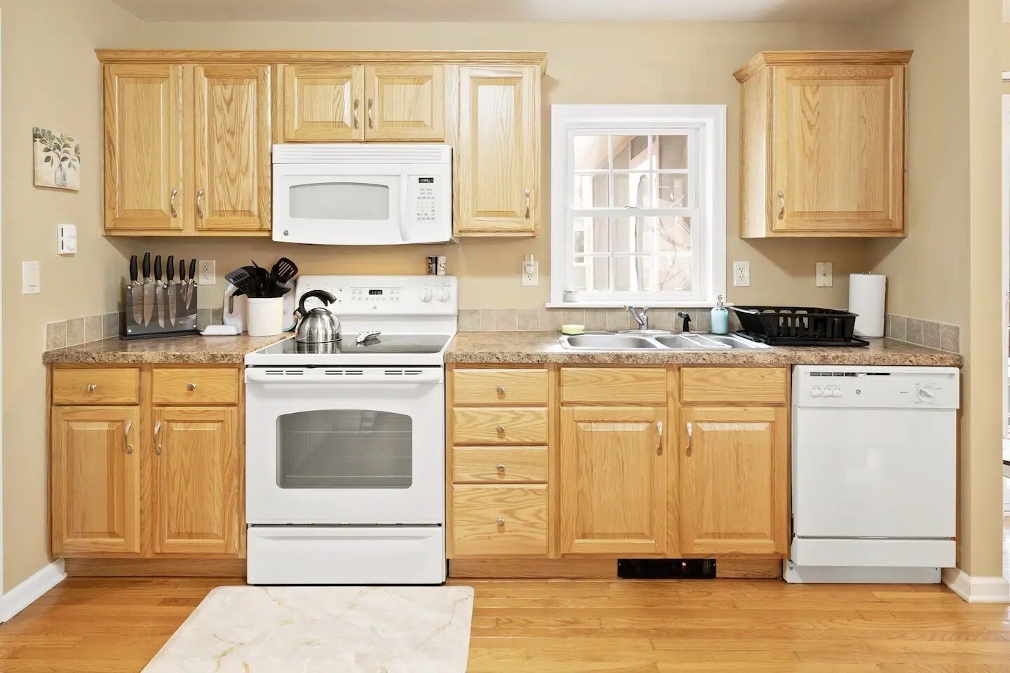 Stylish & Modern Private Getaway in Lake Ariel!