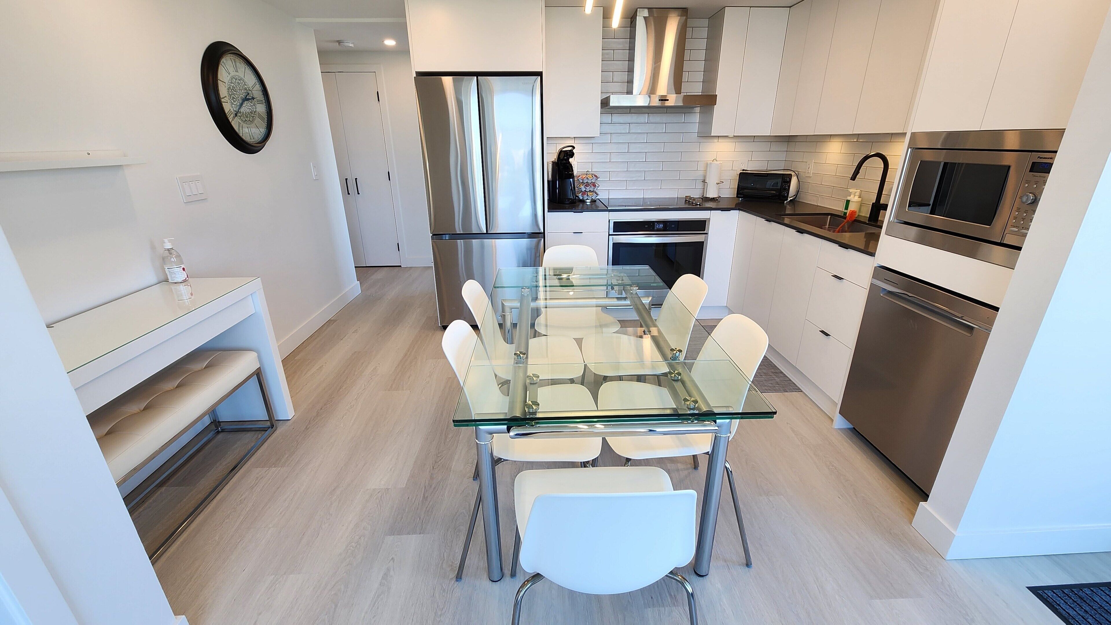 Downtown Kelowna 2 Bed 2 Bath with EV Parking / Suitable for Long Term