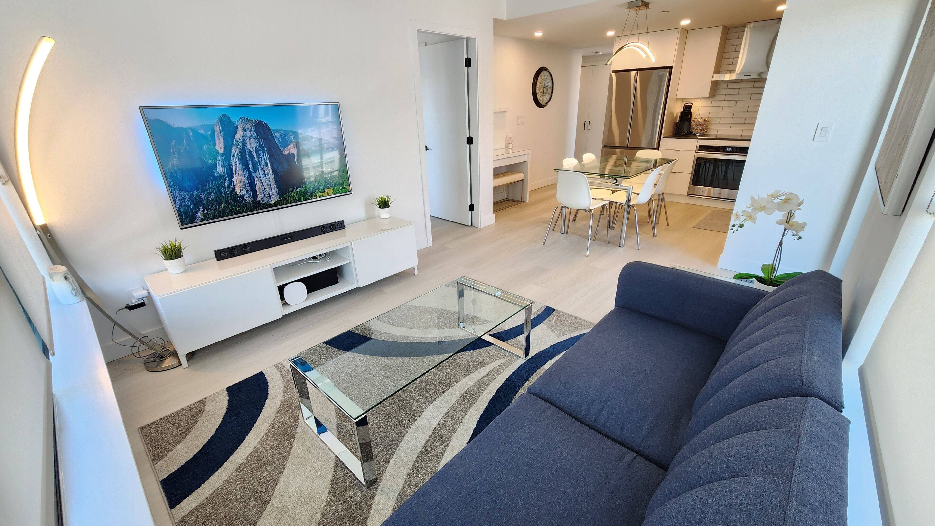 Downtown Kelowna 2 Bed 2 Bath with EV Parking / Suitable for Long Term