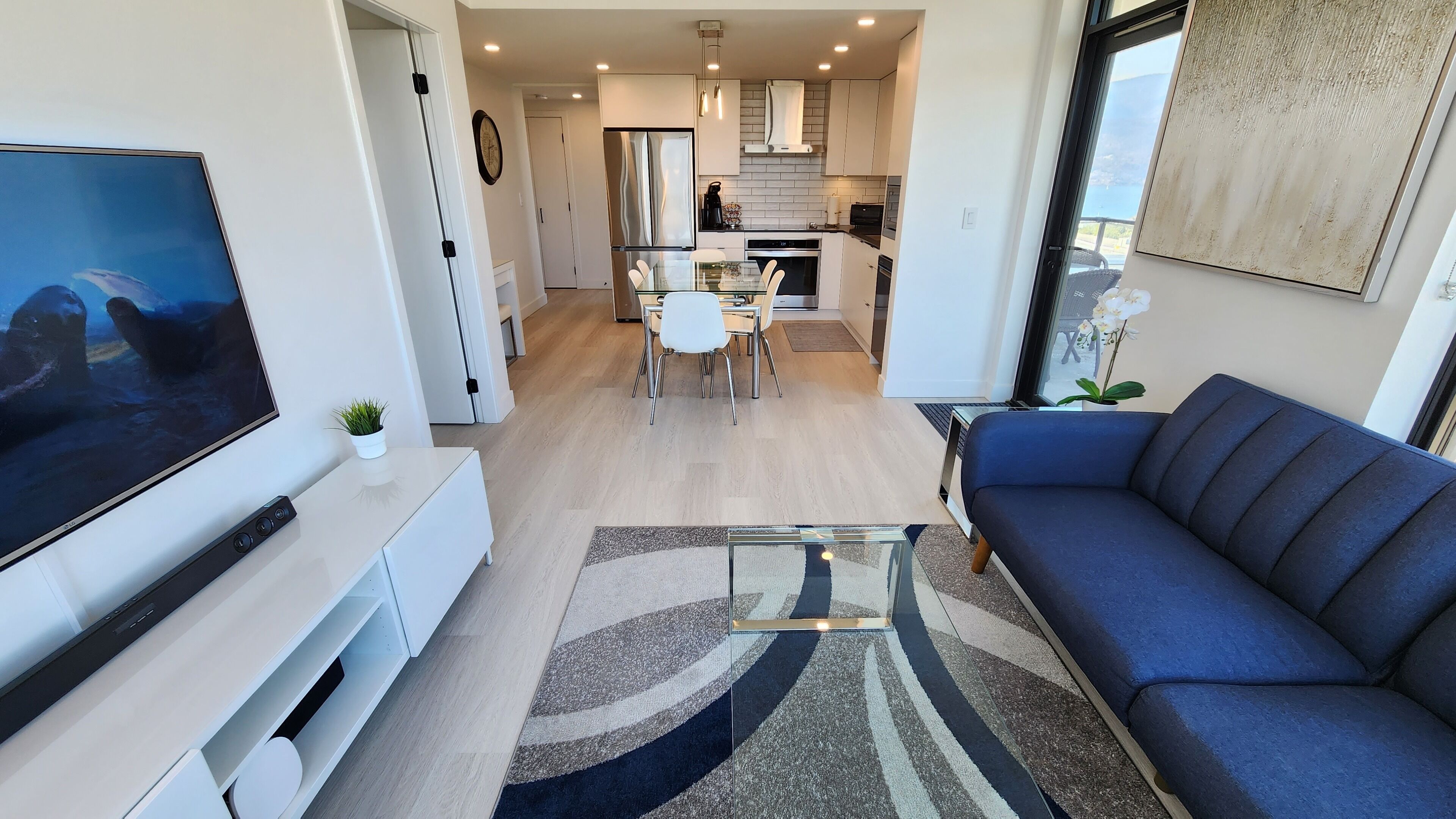 Downtown Kelowna 2 Bed 2 Bath with EV Parking / Suitable for Long Term