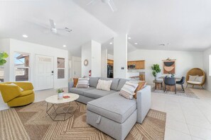 Smart TV - Casa del Sol: 3BR Mountain View w/ Pool & Hot Tub (Joshua Tree)