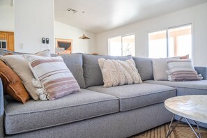 Smart TV - Casa del Sol: 3BR Mountain View w/ Pool & Hot Tub (Joshua Tree)