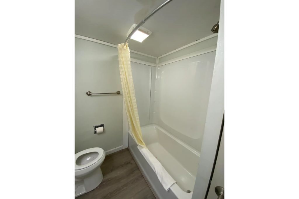 lovely 2-bedroom apartment with pool 2B