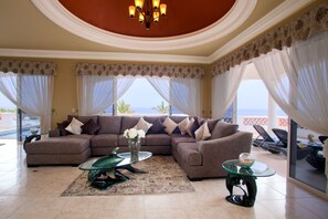 TV connectée, baby-foot, table de tennis de table