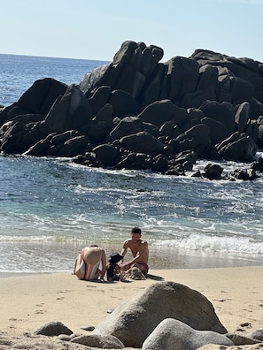 Plage à proximité, chaises longues, serviettes de plage
