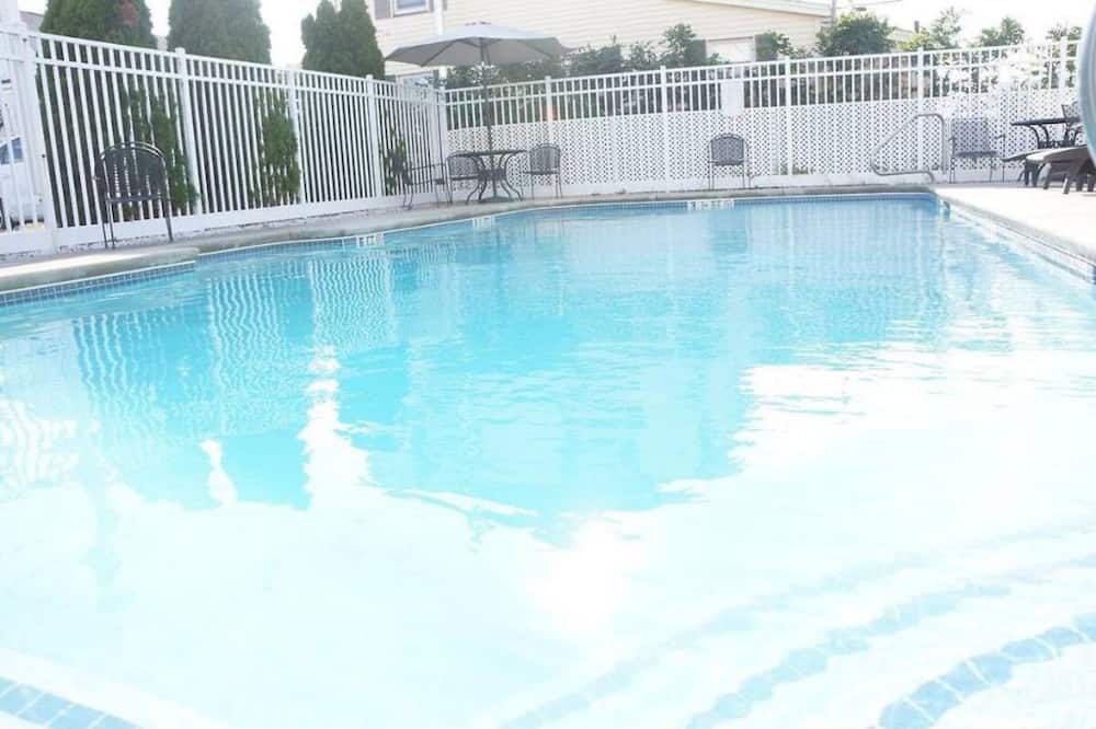 lovely 2-bedroom apartment with pool 2A