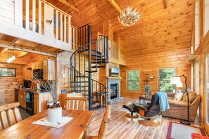 Smart TV, chimenea, tenis de mesa y libros 