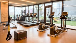 Een moderne sportschool met loopbanden, elliptische trainers en gewichthefapparatuur.